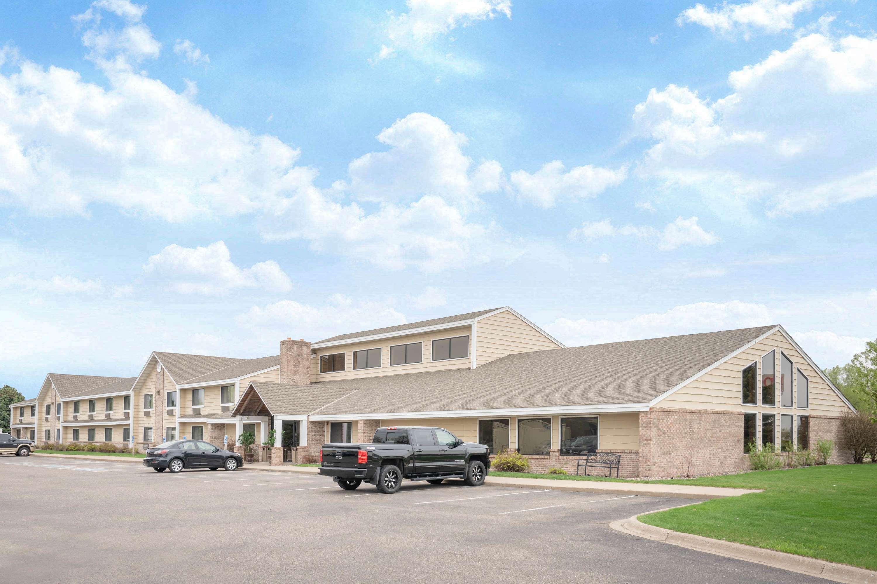 Baymont By Wyndham Lakeville Exterior photo